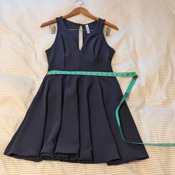 EUC Aritzia navy v-neck skater dress - Picture 3 of 8